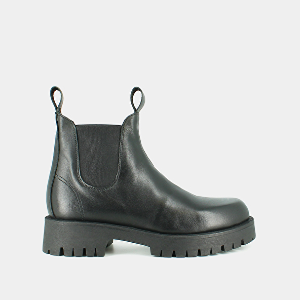 Boots à semelles crantées in black leather | ROCHE