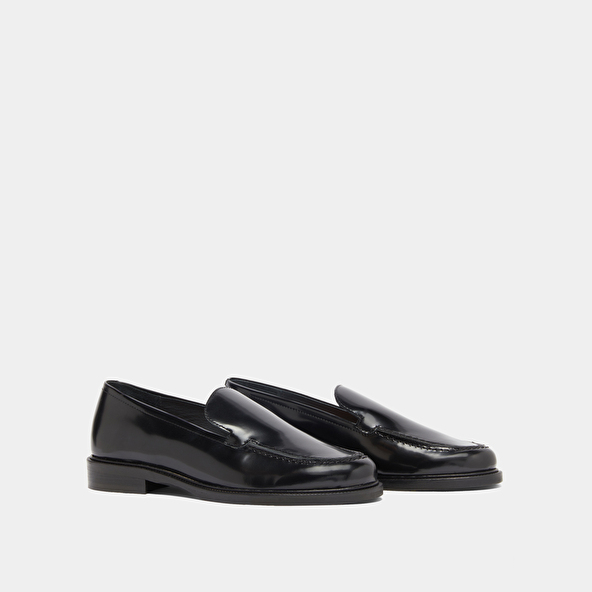 Mocassins à bouts ronds in black glazed leather | DIRNO