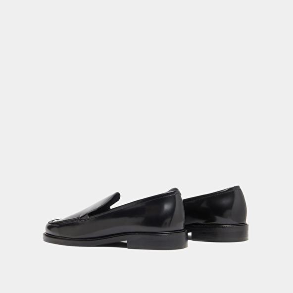 Mocassins à bouts ronds in black glazed leather | DIRNO
