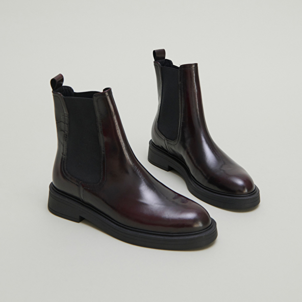 Lowboots with pointed toes in burgundy patinated leather | AGEN