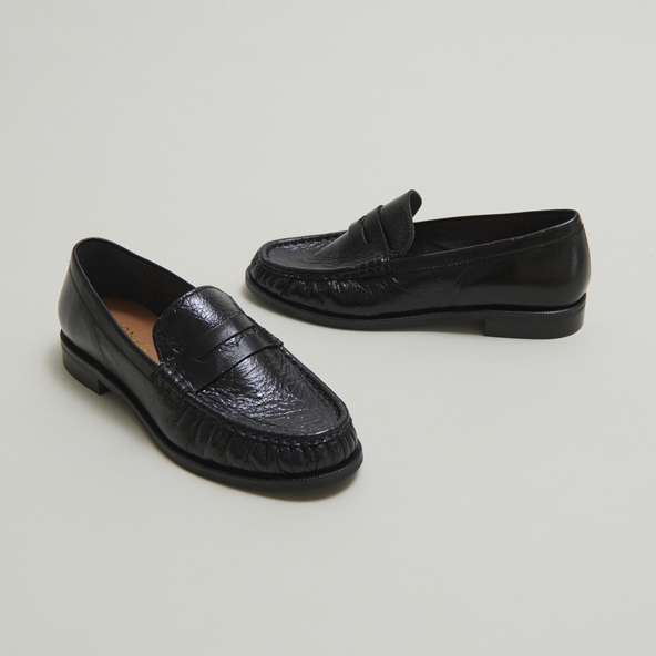 Round-toed loafers in black distressed leather | DELICE
