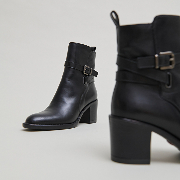 Bottines à talons et boucles in black leather | CAJOU