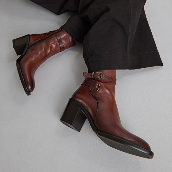 Bottines à talons et boucles in cognac patinated leather | CAJOU