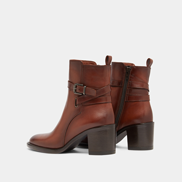 Bottines à talons et boucles in cognac patinated leather | CAJOU