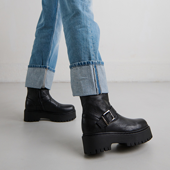Boots à semelles crantées et boucles in black grained leather | RANA