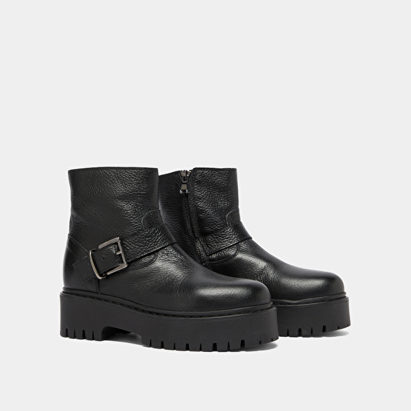 Boots à semelles crantées et boucles in black grained leather | RANA