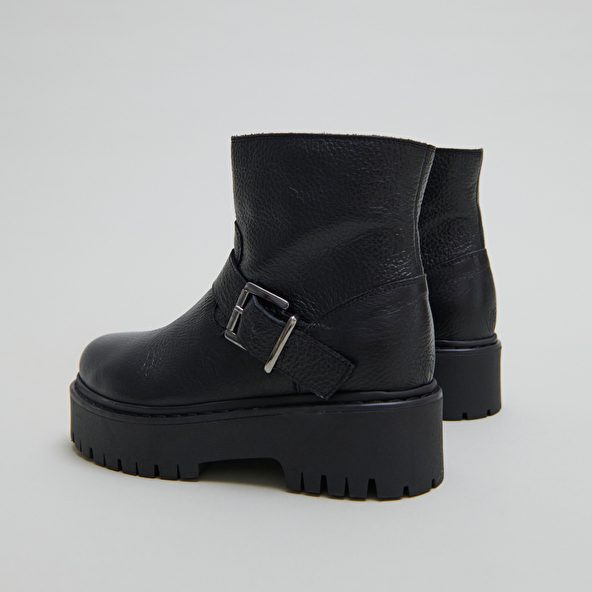 Boots à semelles crantées et boucles in black grained leather | RANA