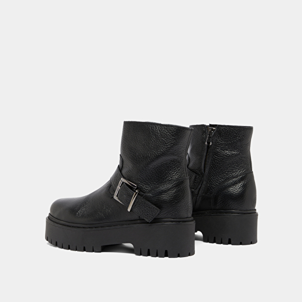 Boots à semelles crantées et boucles in black grained leather | RANA