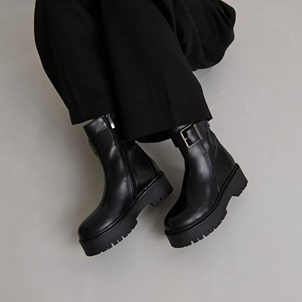 Bottines à semelles crantées in black leather | RANDY
