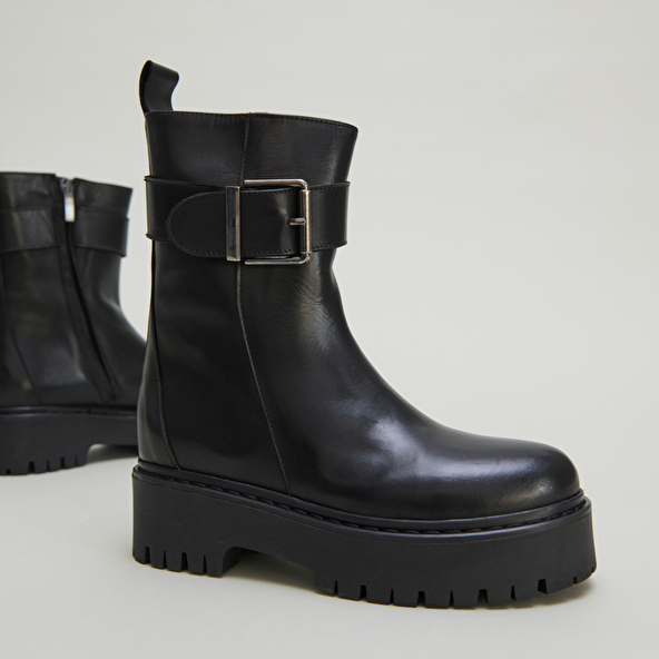 Bottines à semelles crantées in black leather | RANDY