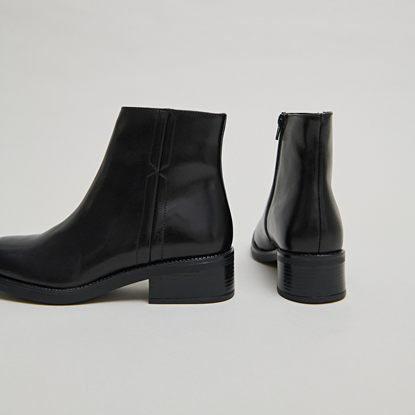 Lowboots with elastics in black leather | GAB