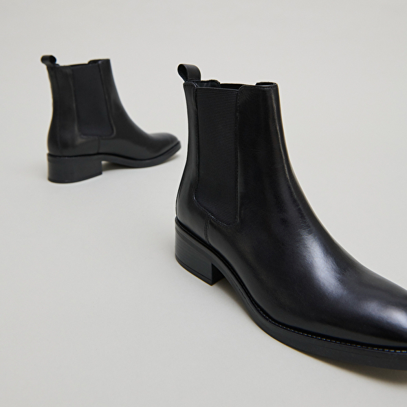 Boots à élastiques in black leather | GABRIELLE