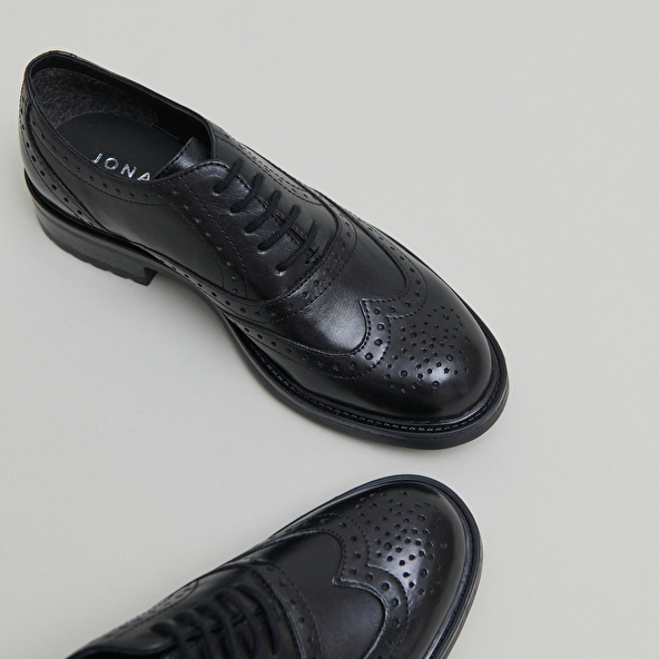 Richelieus à détails ajourés in black leather | GAD