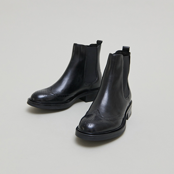 Lowboots with elastic straps and openwork details in black leather | GADDY