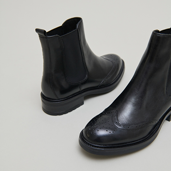 Lowboots with elastic straps and openwork details in black leather | GADDY
