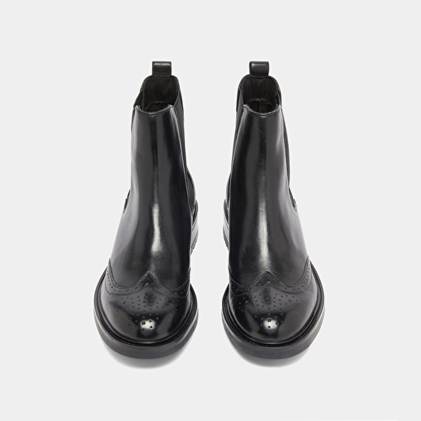 Lowboots with elastic straps and openwork details in black leather | GADDY