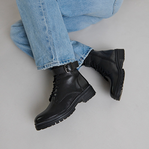 Bottines à lacets et semelles crantées in black leather | GIPSY
