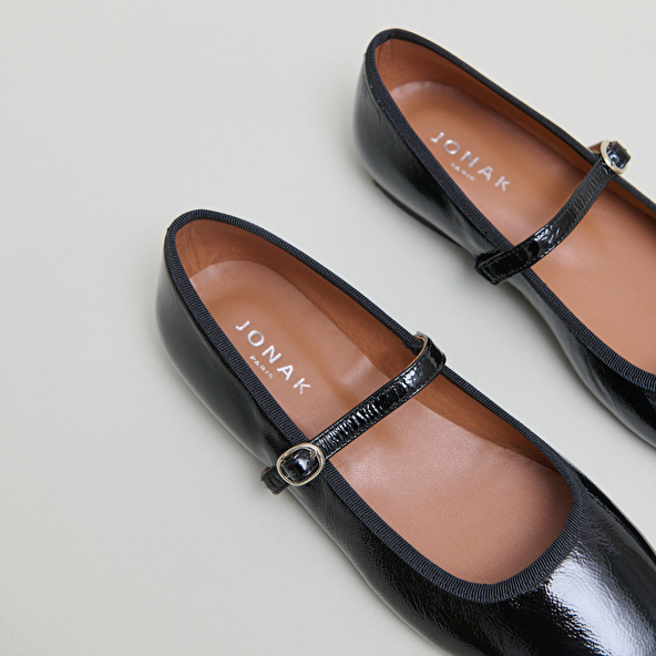 Ballet flats with straps in black pleated patent | DOUCEUR