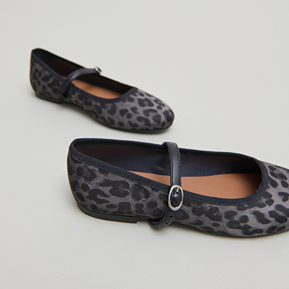 Ballerines à brides in gray leopard textile