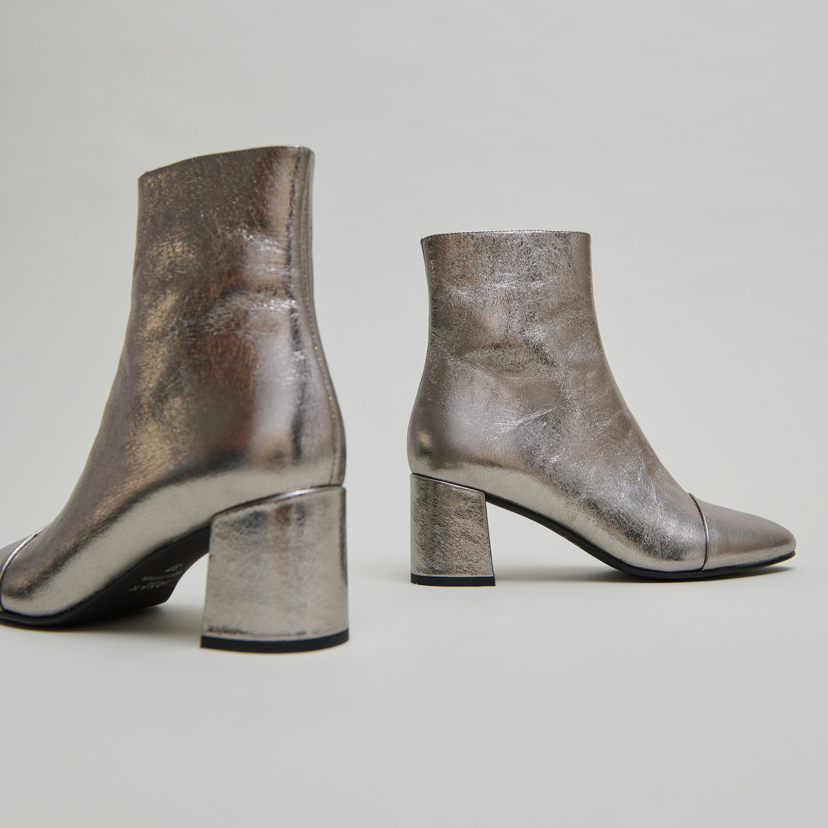 Bottines &agrave; talons in dark metallic leather | DONIAMA