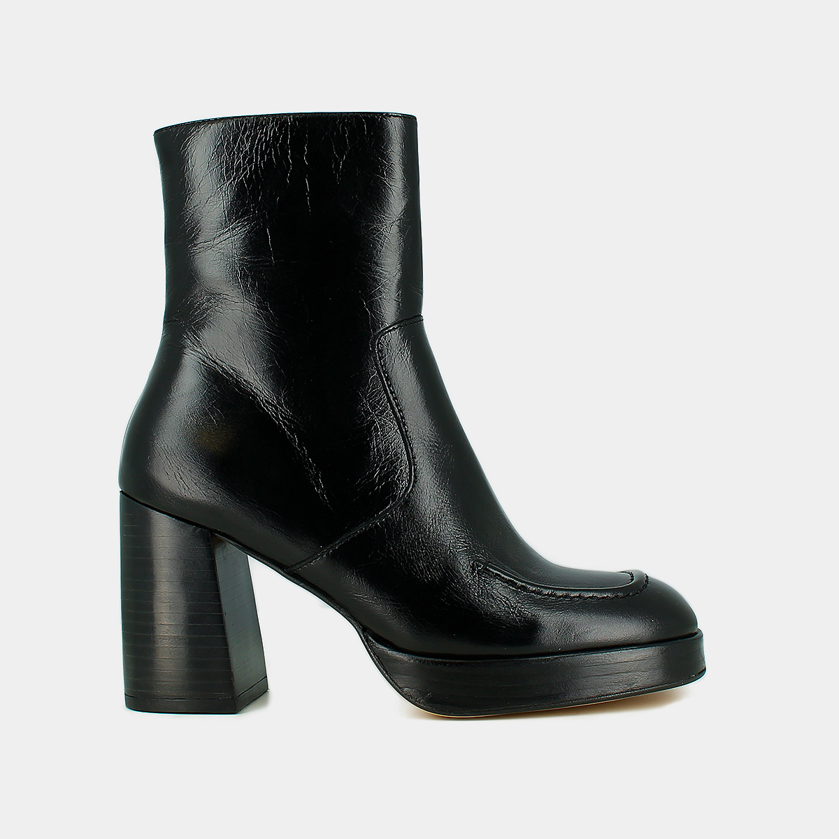 Bottines &agrave; talons et bouts carr&eacute;s in black distressed leather | VERONICA