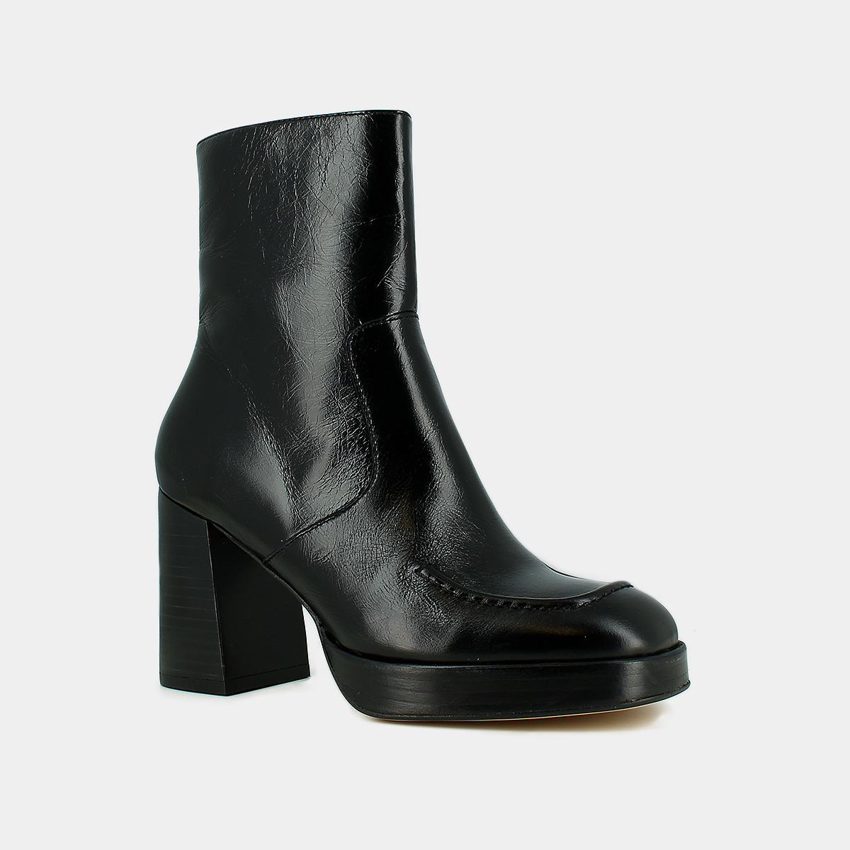 Bottines &agrave; talons et bouts carr&eacute;s in black distressed leather | VERONICA