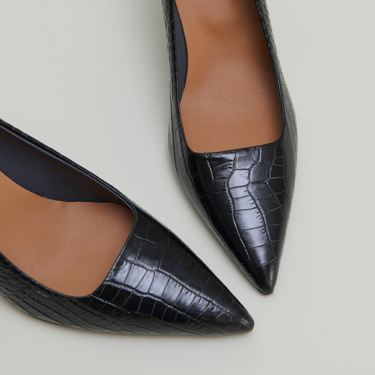 Escarpins à bouts pointus in black reptile leather | DUNDEE