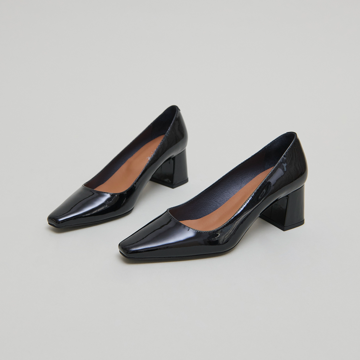 Escarpins à talons recouverts in black patent | DULINA