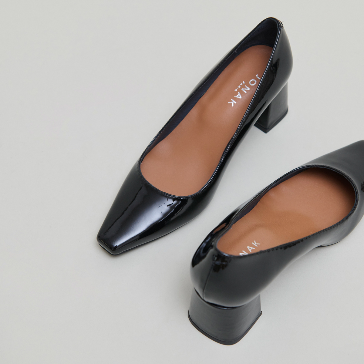 Escarpins à talons recouverts in black patent | DULINA