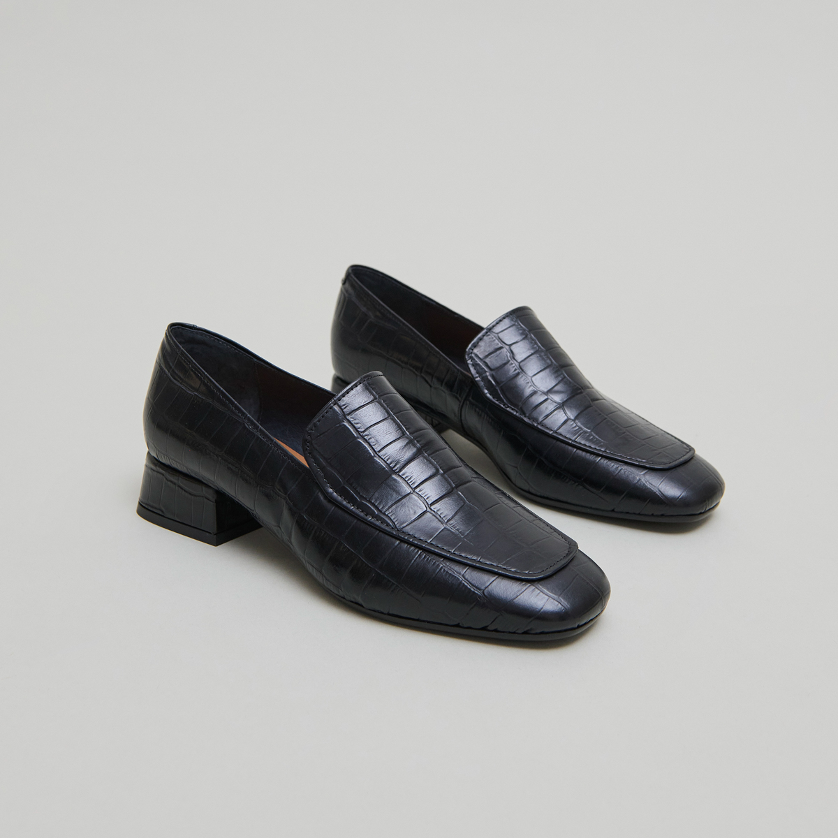 Mocassins à bouts arrondis in black reptile leather | DYNAMIC