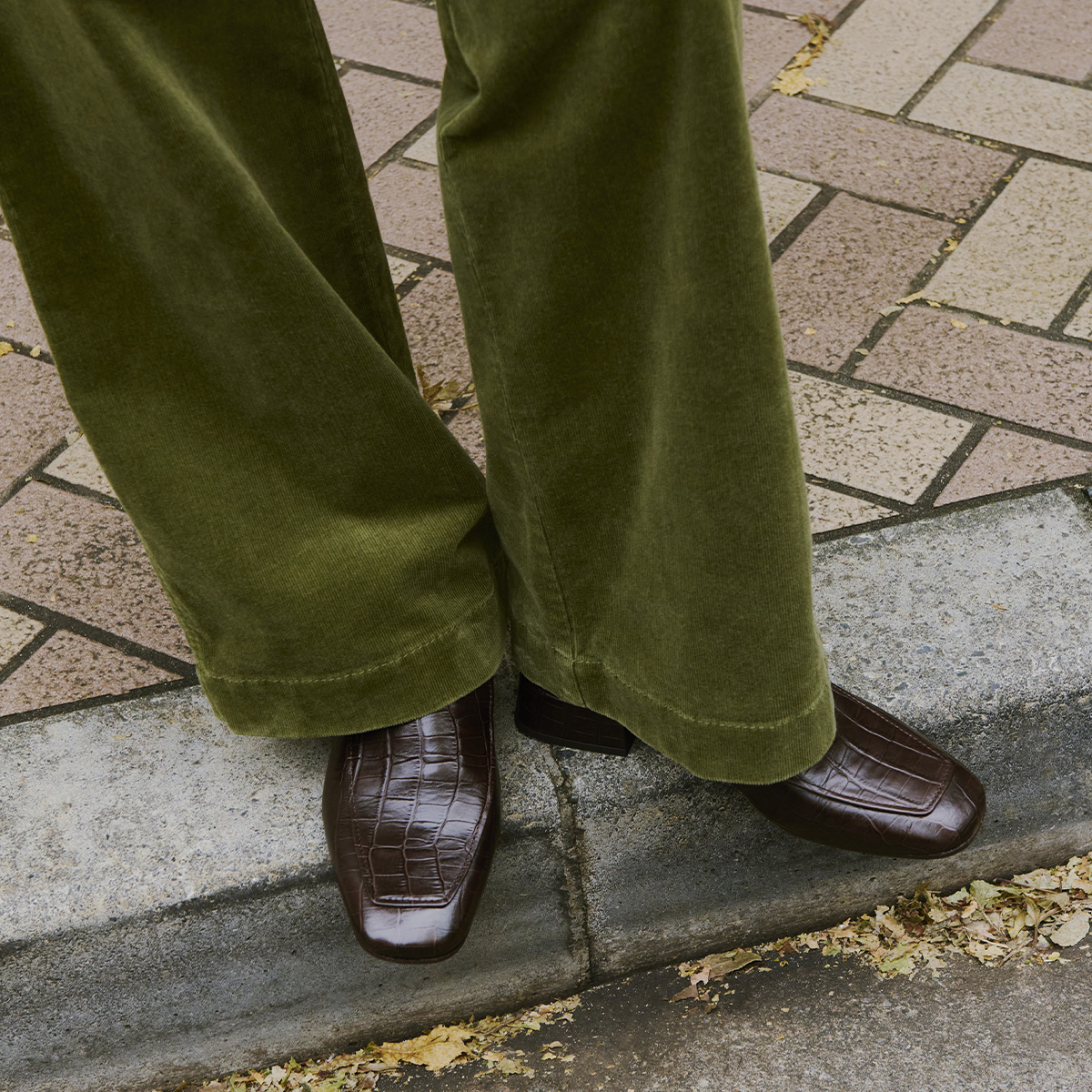 Mocassins à bouts arrondis in brown reptile leather | DYNAMIC