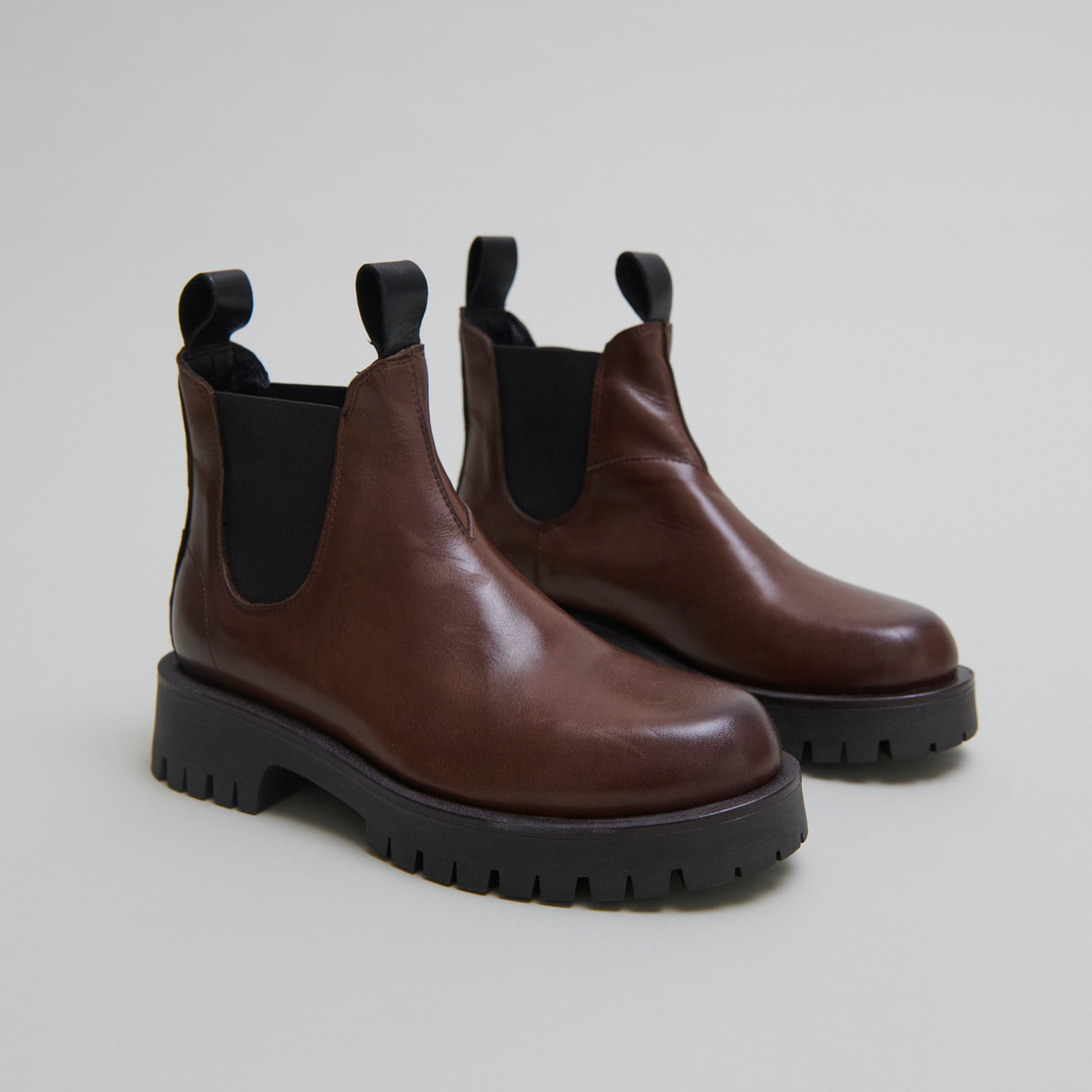 Boots à semelles crantées in brown patinated leather | ROCHE