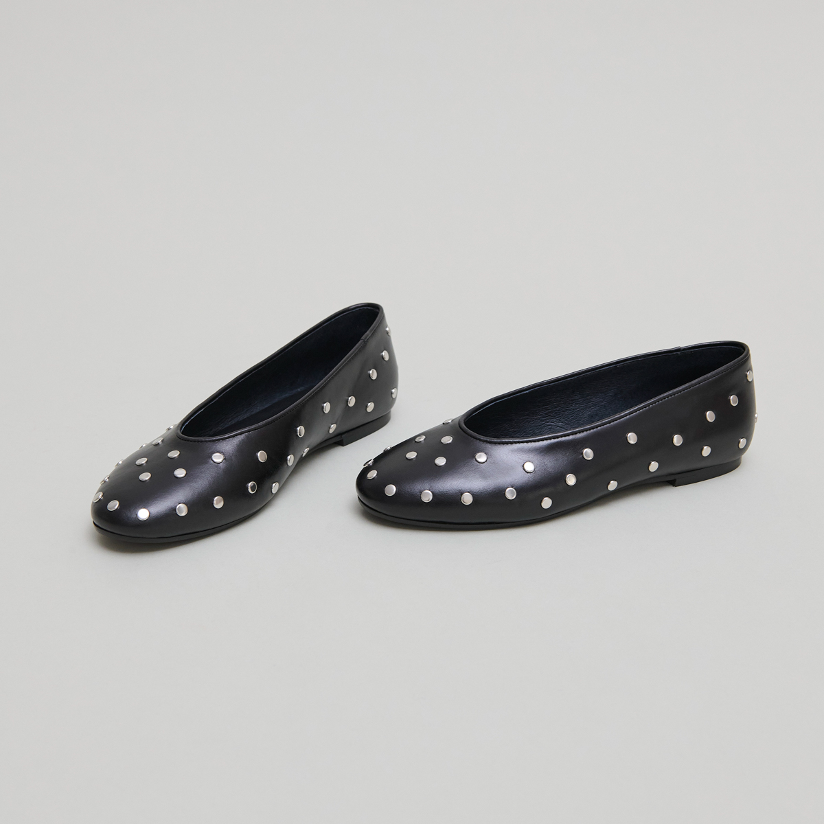Ballet flats with silver details in black leather | DANIA