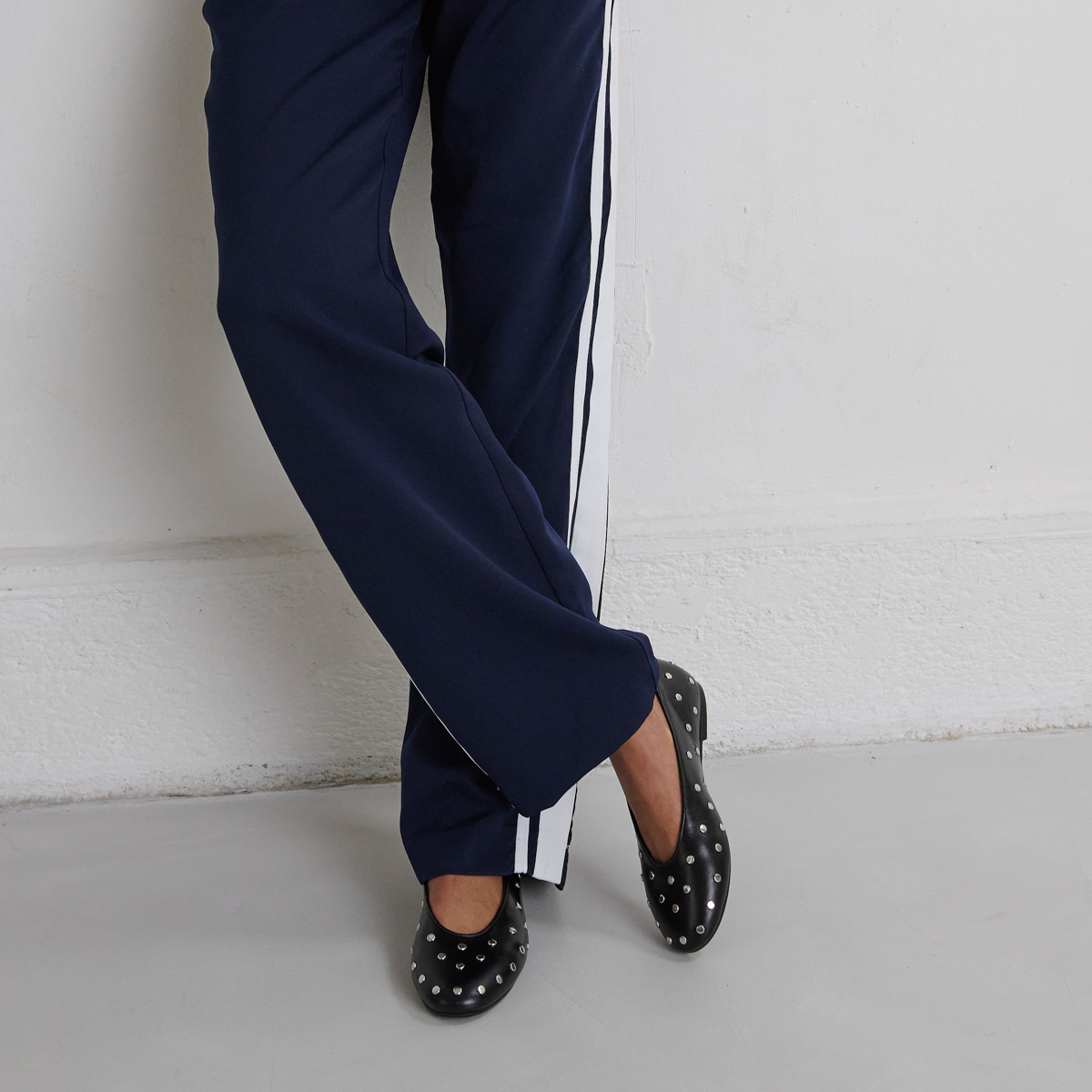 Ballet flats with silver details in black leather | DANIA