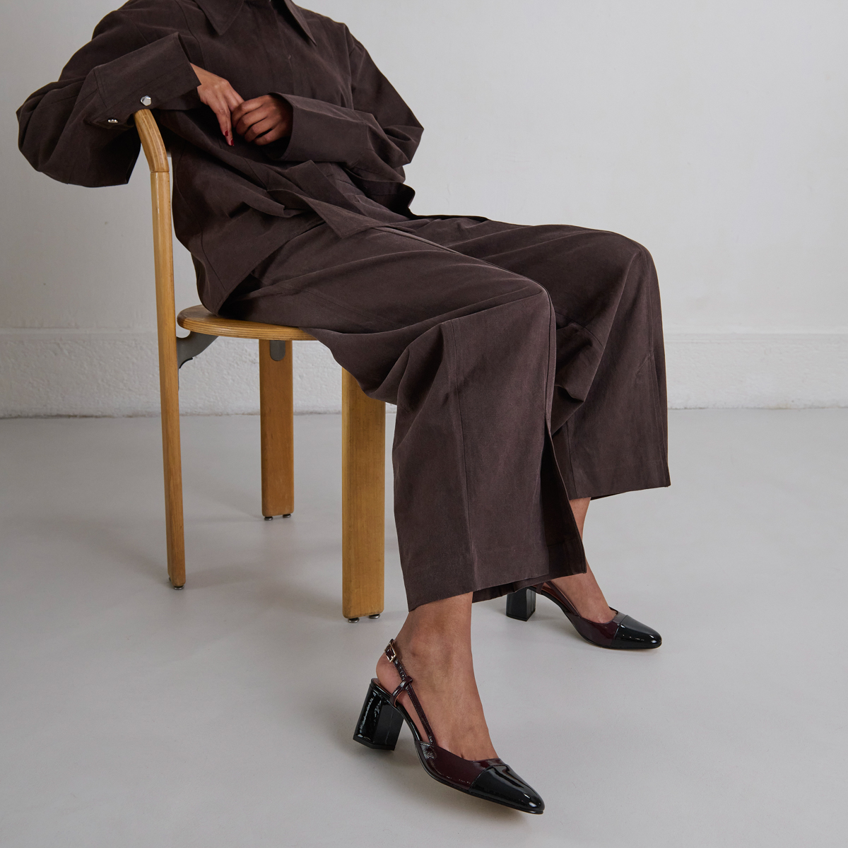 Slingbacks à talons in black patent leather and burgundy pleated patent | DHAPOP