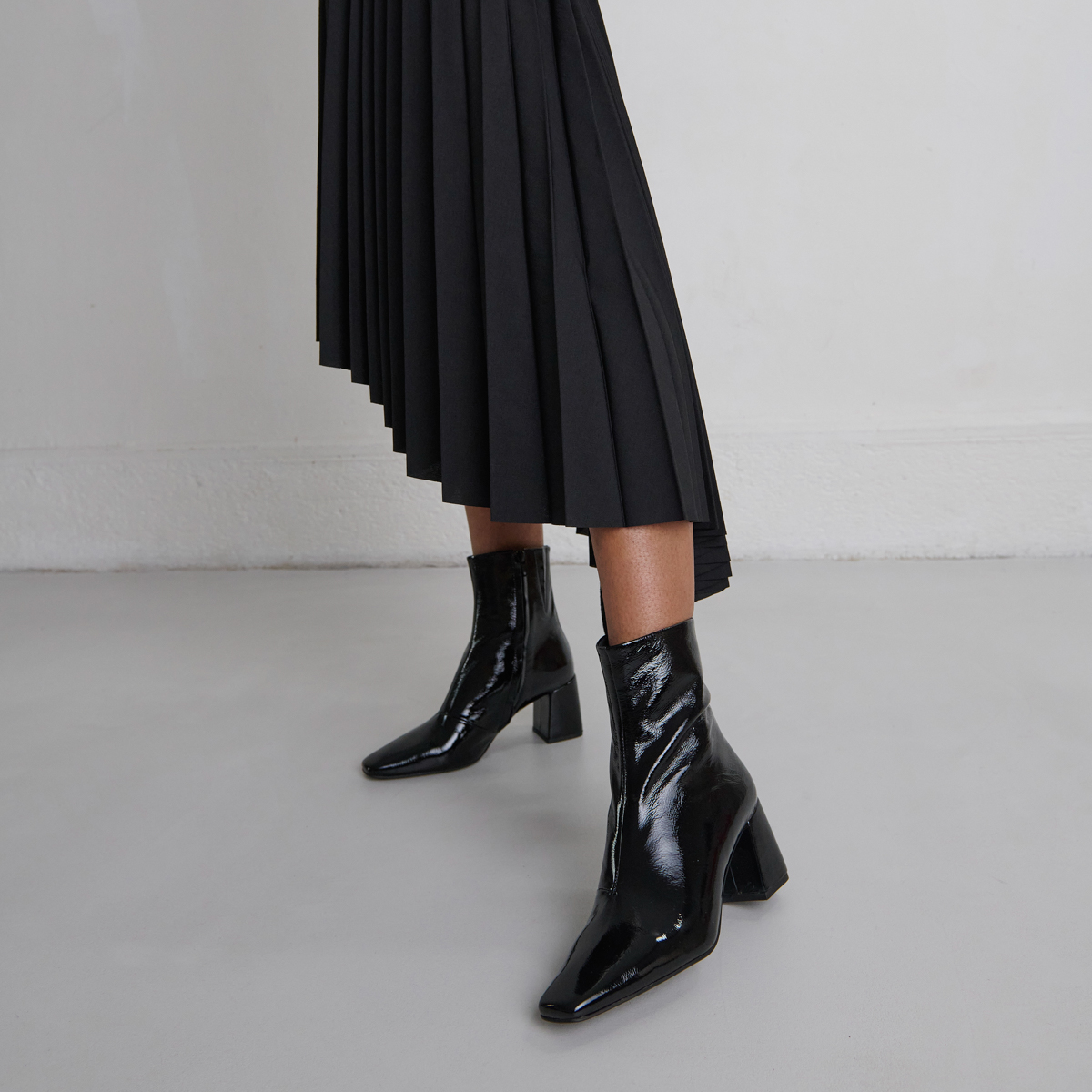 Bottines à bouts pointus in black pleated patent | DALIBAR