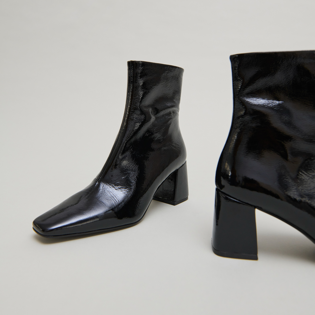 Bottines à bouts pointus in black pleated patent | DALIBAR