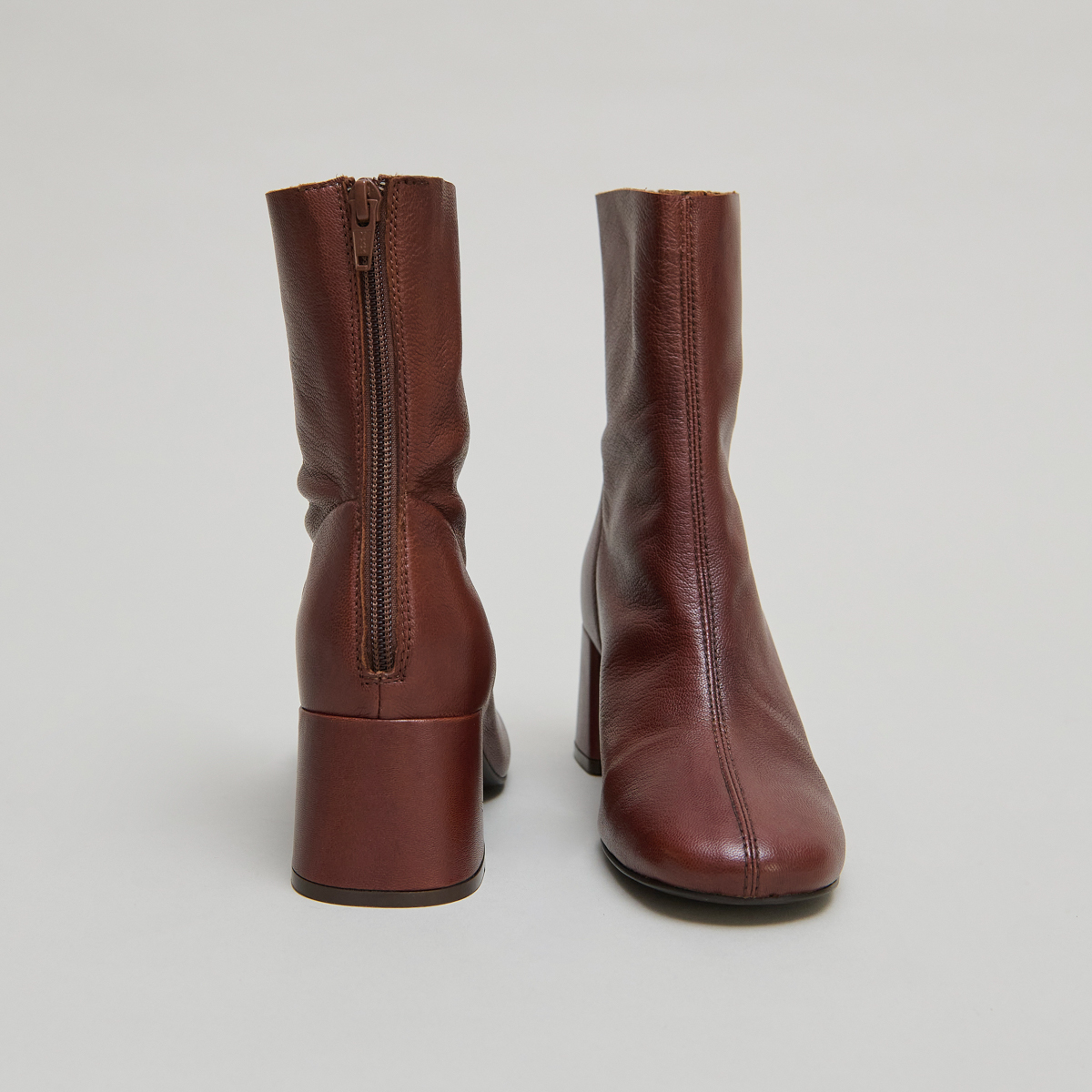 Bottines &agrave; fermetures &eacute;clairs arri&egrave;res..... in brown grained leather | DENONIE