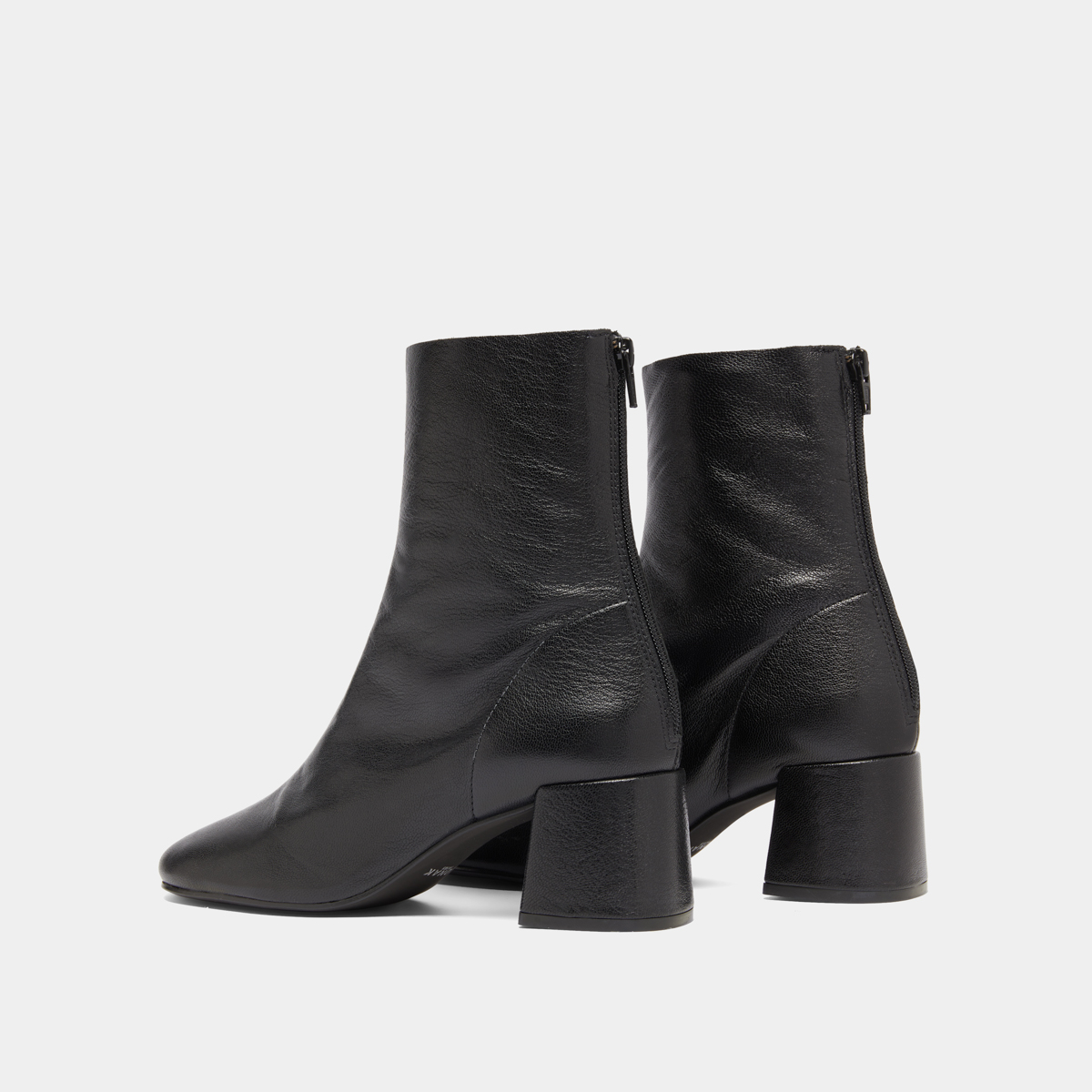 Bottines à fermetures éclairs arrières in black grained leather | DENONIE
