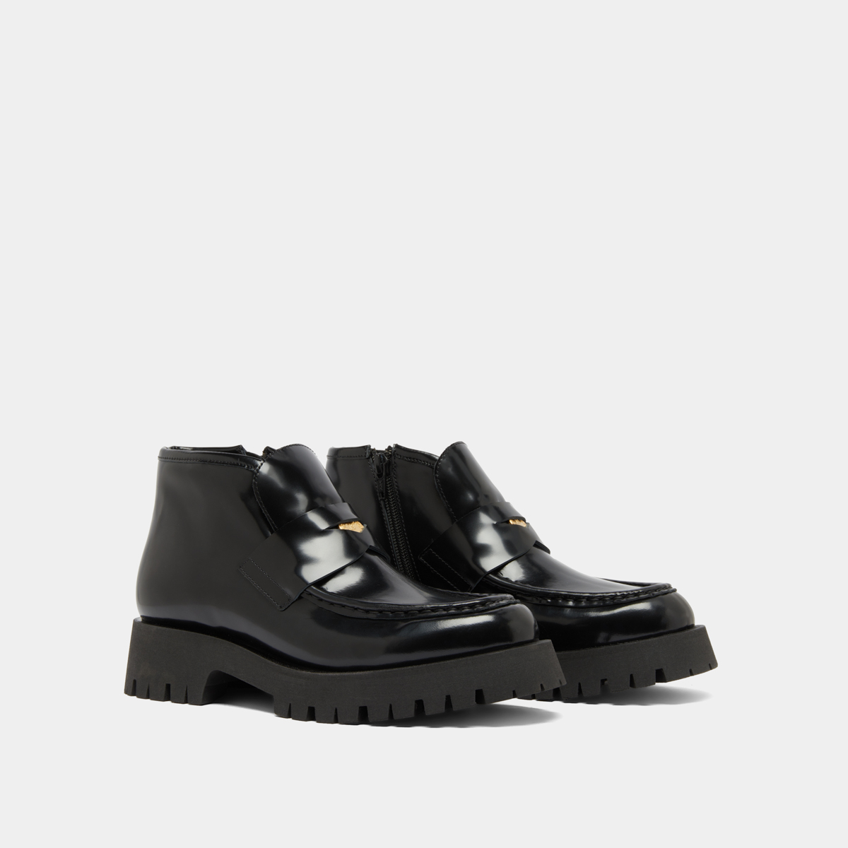 Boots à empiècements in black glazed leather | DESK