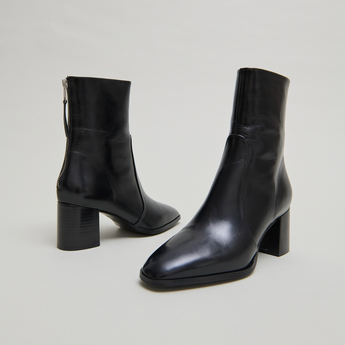 Bottines avec fermeture éclair arrière in black leather | DETRAS