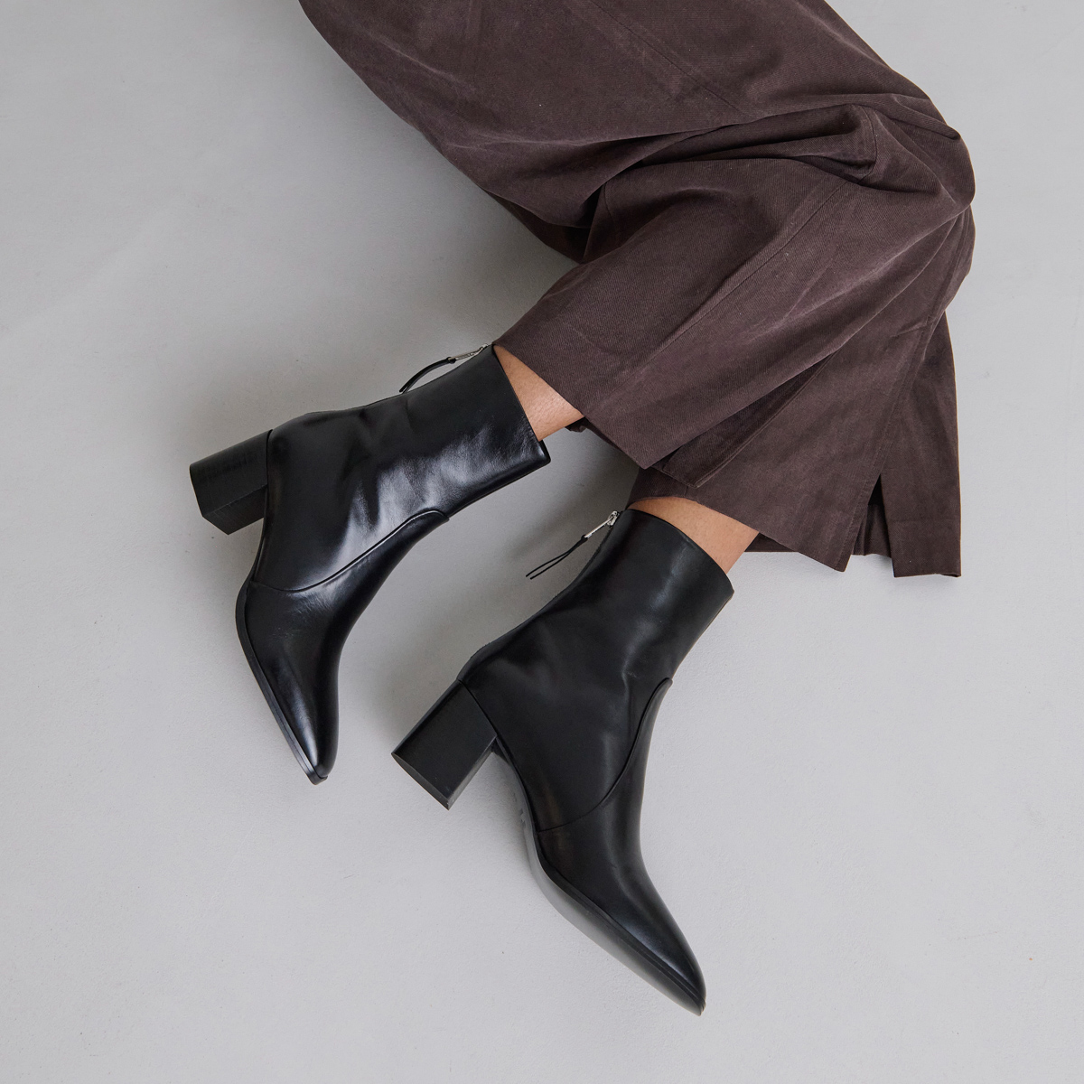 Bottines avec fermeture éclair arrière in black leather | DETRAS