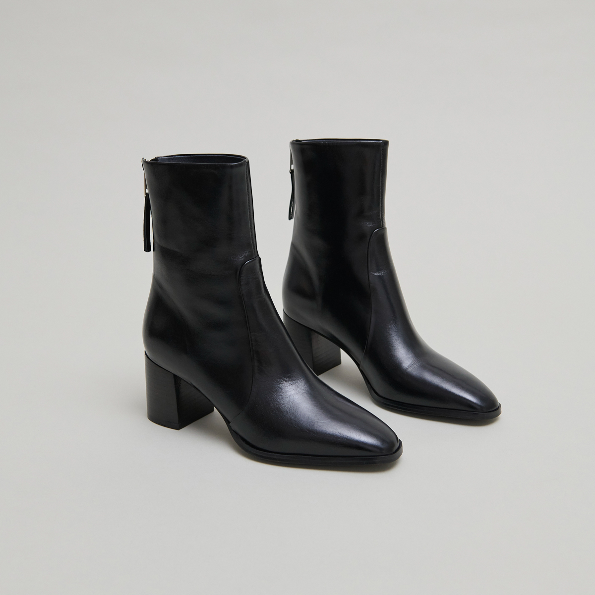 Bottines avec fermeture éclair arrière in black leather | DETRAS