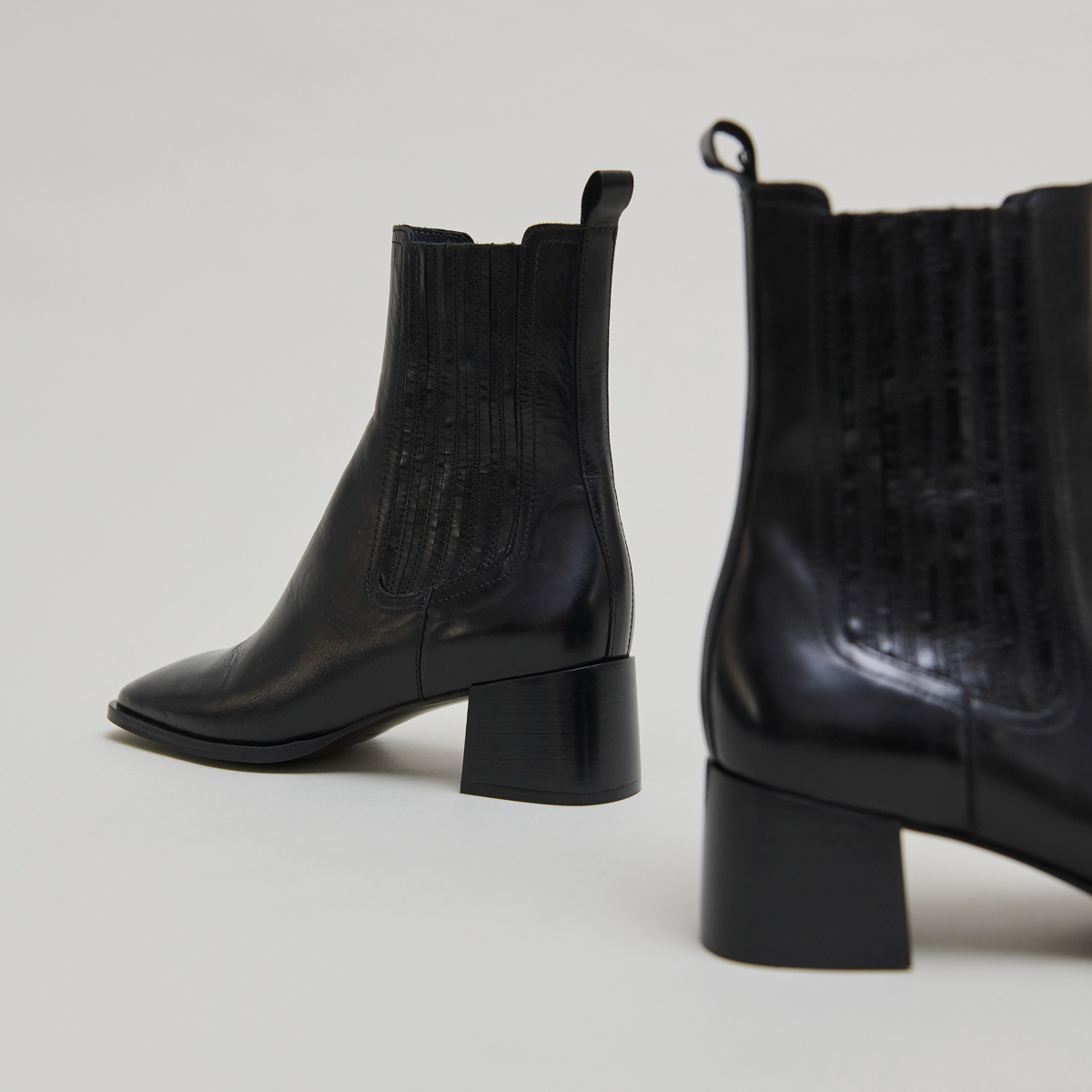 Bottines à fronces in black leather | DINGO