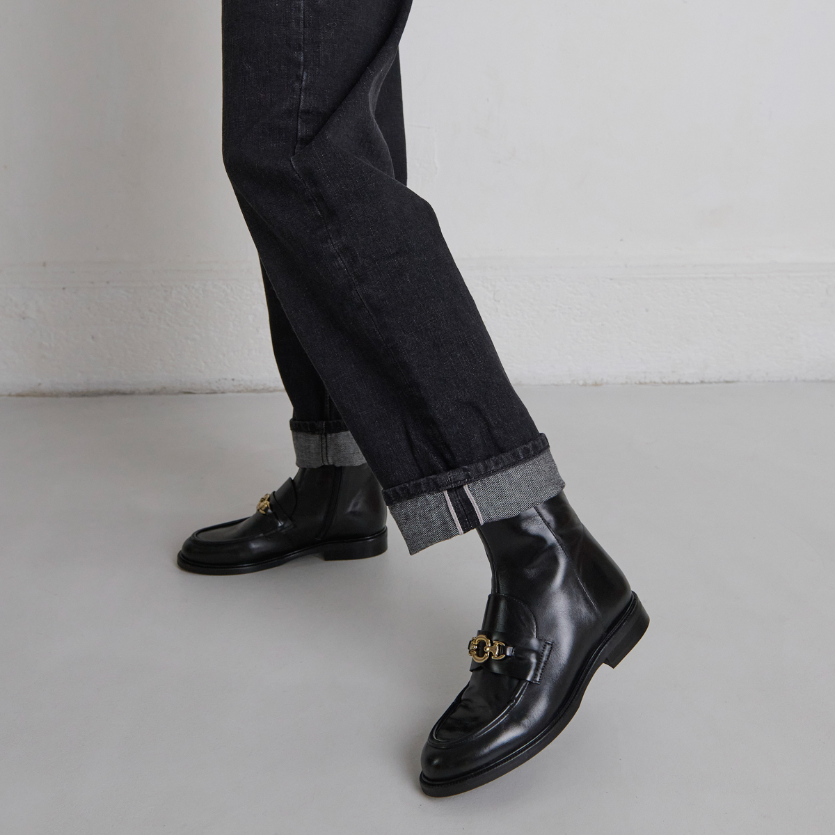 Boots à mors dorés in black leather | DIVOK