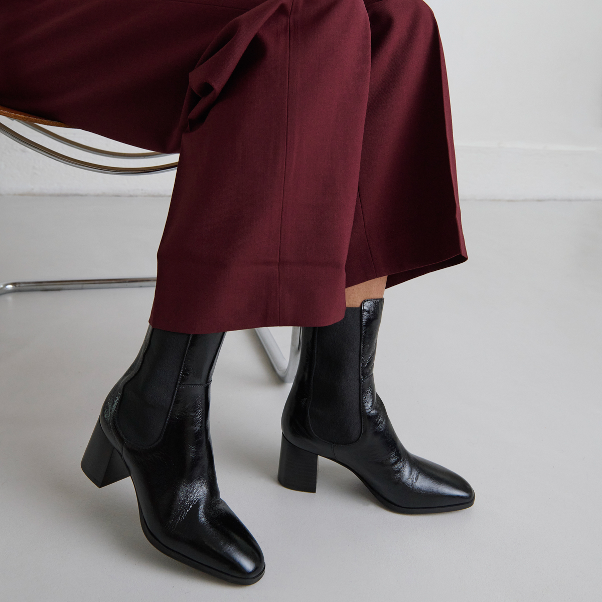 Bottines à élastiques in black shiny leather | DUCHA