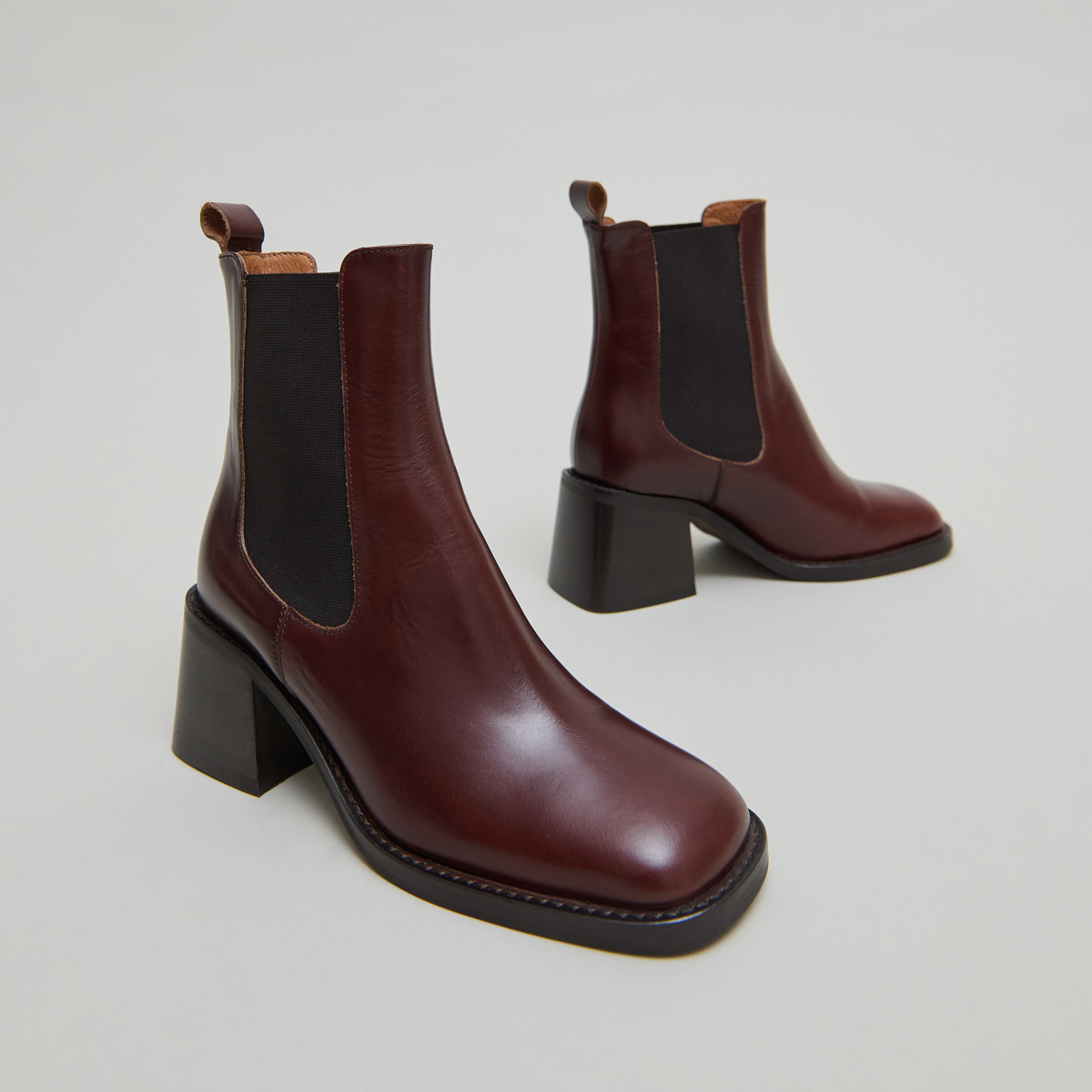 Ankle boots with elastic straps and thick heels in brown patinated leather | DUCK