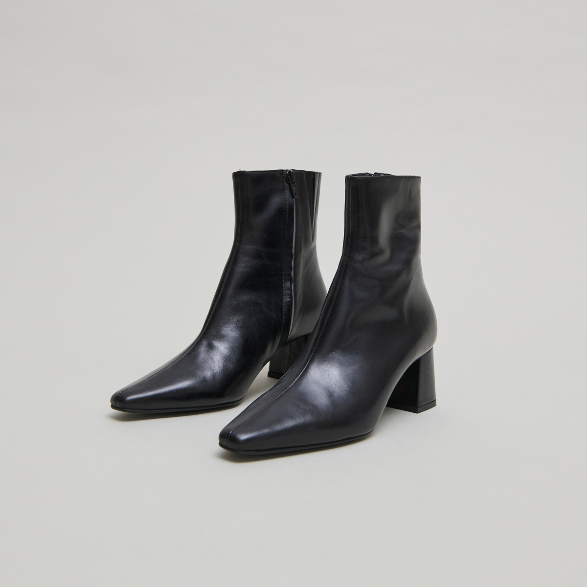 Bottines &agrave; larges talons in black leather | DYONISOS