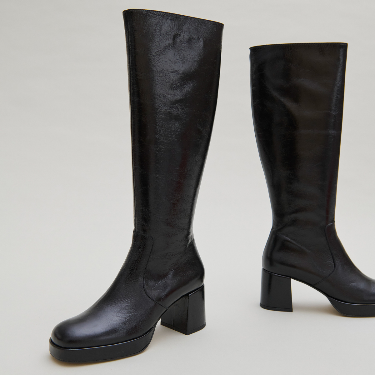 Heeled platform boots in black distressed leather | VANEO