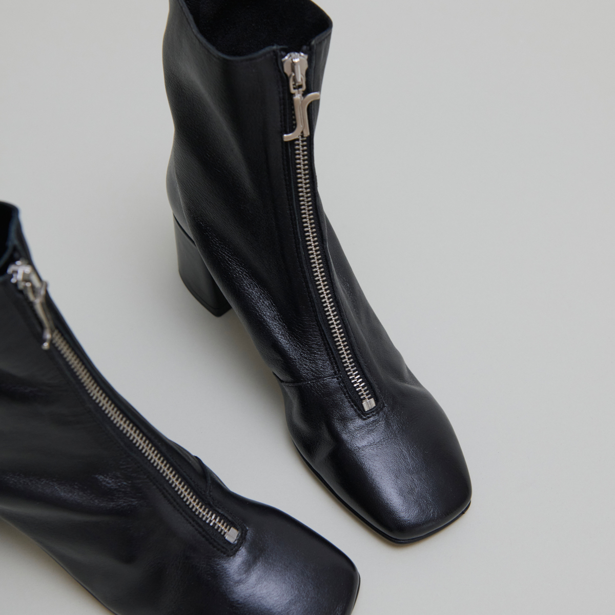 Bottines à fermetures éclairs avant in black leather | AMARYLLIS